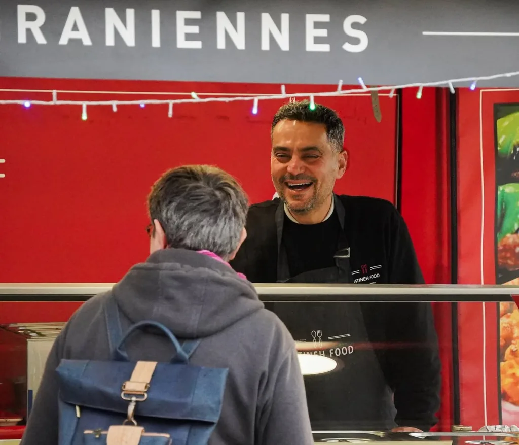 Service food truck souriant